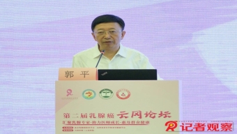 暴雨中，民警疏堵保畅通