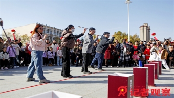 烈日下 马路天使挥汗如雨  送清凉 县委领导带来关怀