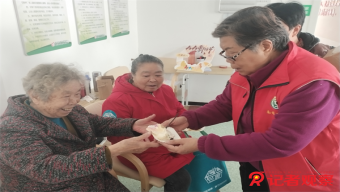 平顺交警预防道路交通事故、减量控大、一盔一带守护宣传走道路两边的进田间地头