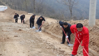 黎城县公安局东阳关派出所践行“枫桥经验”救助精神抑郁男子，家属感谢送锦旗