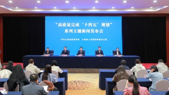 天降大雨路难行 交警为你保畅通