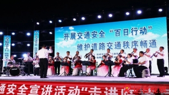 交警辛苦感人心 西沟驾校送清凉