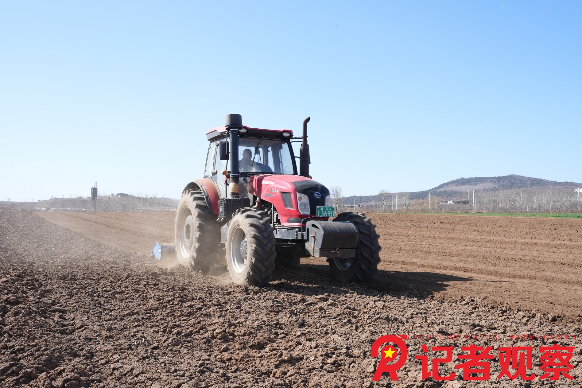 3月15日，泽州县大箕镇田间地头农机手们驾驶着旋耕机等各种机械进行春耕作业。（崔靖）