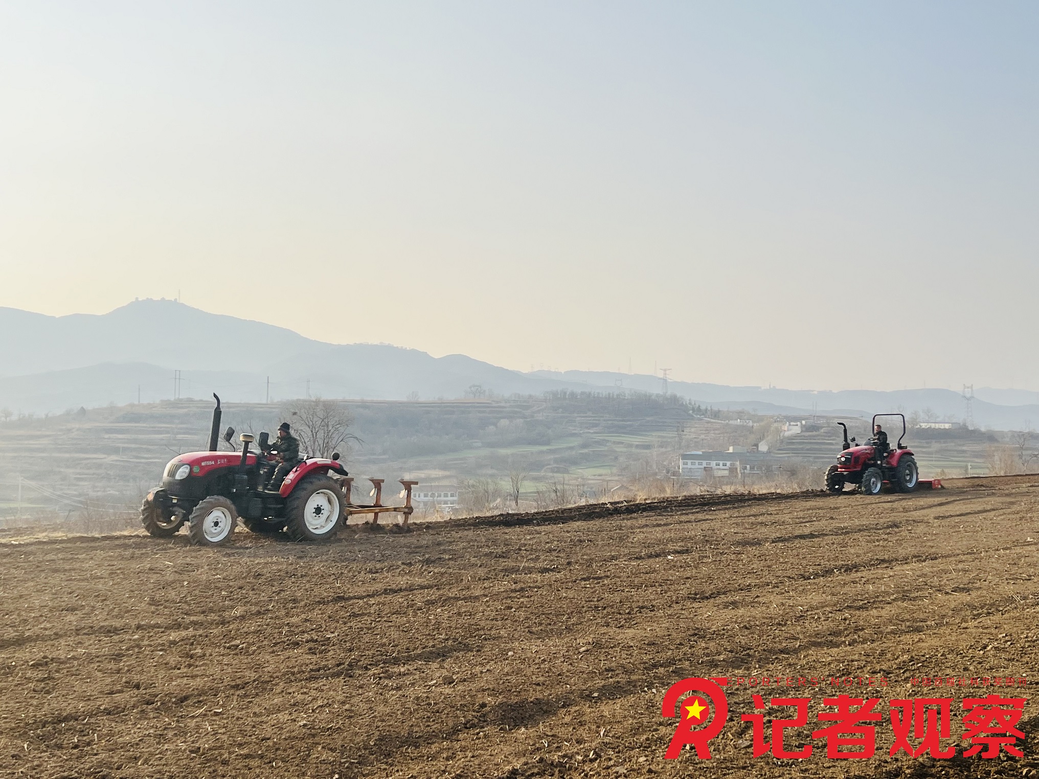 3月15日，泽州县大箕镇田间地头农机手们驾驶着旋耕机等各种机械进行春耕作业。。（崔靖）