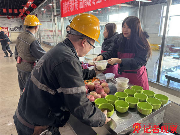 同发东周窑煤业公司开展“温情暖冬至 真情筑平安”井口慰问活动 (6)