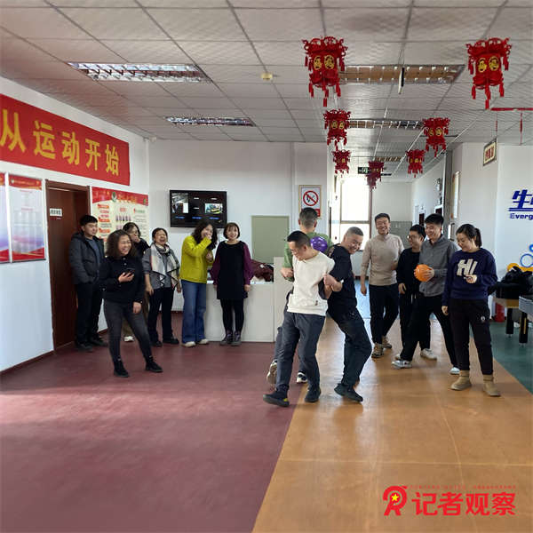 背靠背夹球