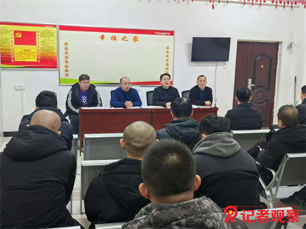 图为该公司班子成员在区队传达安全会议精神 (1)