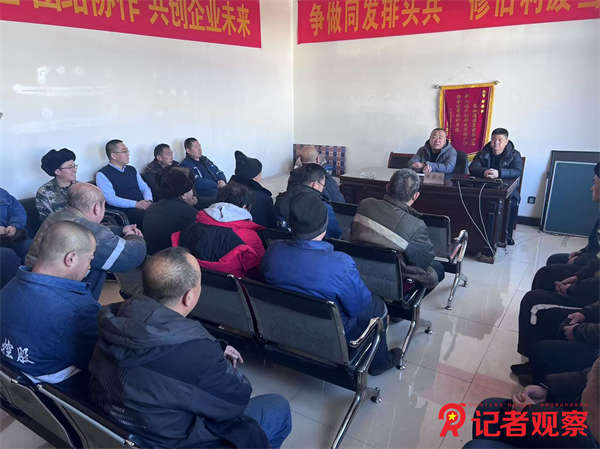 图为该公司班子成员在区队传达安全会议精神 (2)