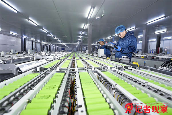 【华阳集团新能源新材料产业】华阳集团华钠芯能电芯制造中心职工正在进行电芯化成作业。