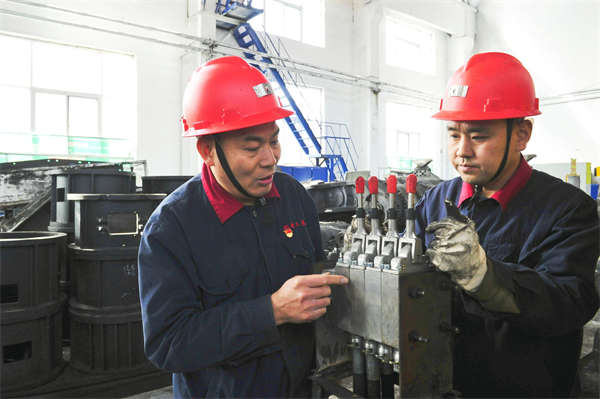 温文文对职工讲解操作阀工作原理及操作注意事项 温文文对职工讲解操作阀工作原理及操作注意事项