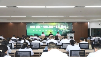 壶关交警进社区开展“一盔一带”交通安全宣传活动