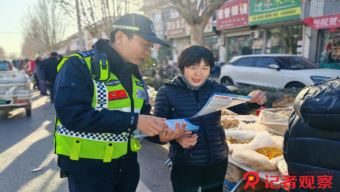 警徽在小雨中闪闪发光