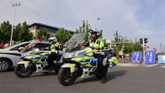 平顺交警交通安全宣传走进加油站