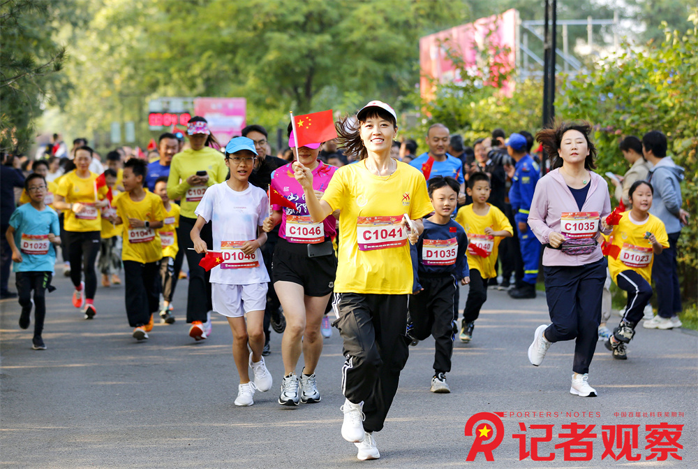 2024年10月7日，参赛选手在山西省临汾市汾河文化生态景区健身步道内参加10K挑战赛（秋季赛）。李现俊 摄影