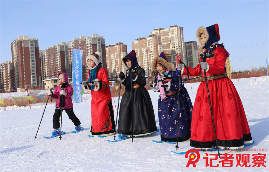 海拉尔城市越野滑雪公园里,少数民族学生正在练习越野滑雪。 海拉尔城市越野滑雪公园里,少数民族学生正在练习越野滑雪。