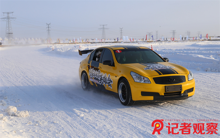 汽车在冰面赛道上狂飙 汽车在冰面赛道上狂飙