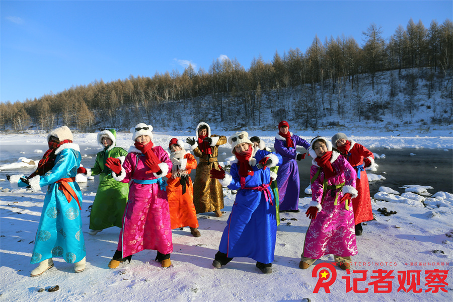 游客在阿尔山森林公园跳舞 游客在阿尔山森林公园跳舞