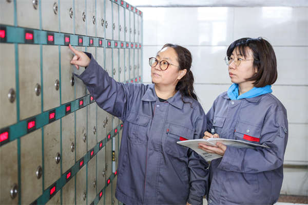 灯房员工检查矿灯设备