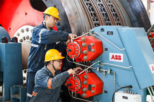 大型设备队员工检修维护设备