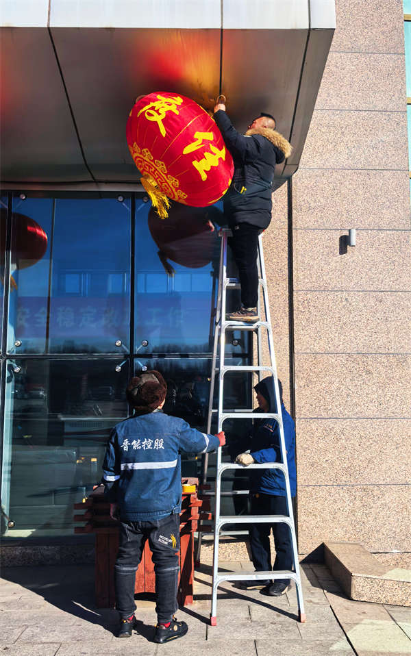 电气队员工在办公楼安装红灯笼