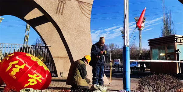 电气队员工安装红灯笼