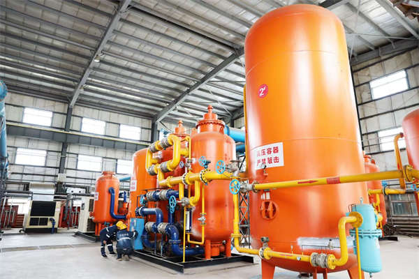 检修人员检修制氮车间设备