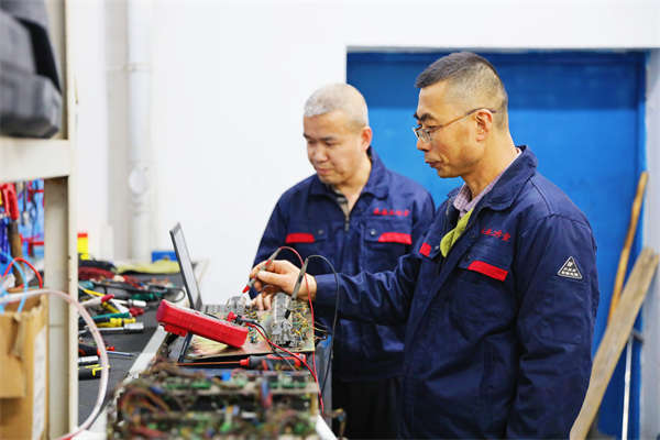 永安工作室技术人员进行贝壳控制系统接口箱维修试验