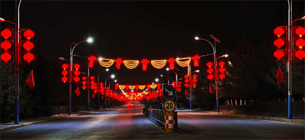 同发东周窑煤业有限公司矿内道路两旁张灯结彩