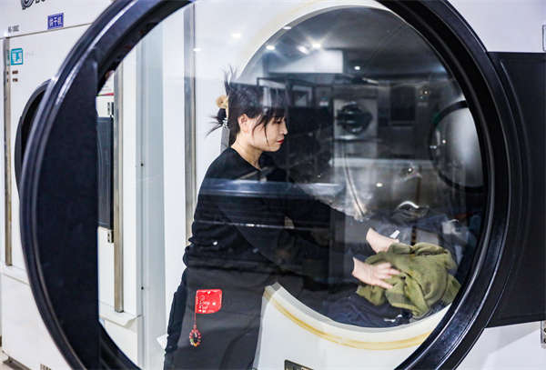 洗衣房女工为下井员工清洗衣物