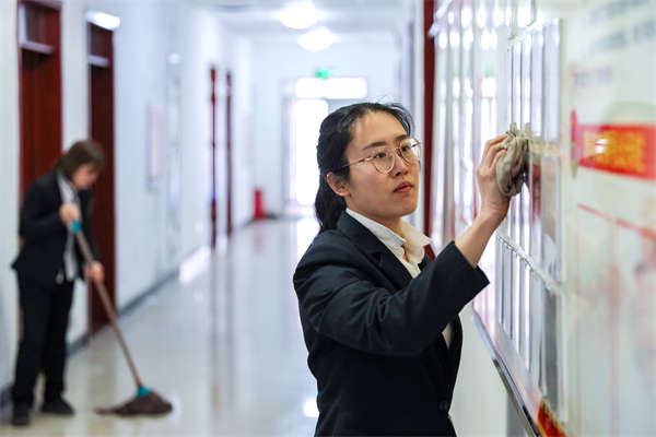 后勤人员打扫员工宿舍