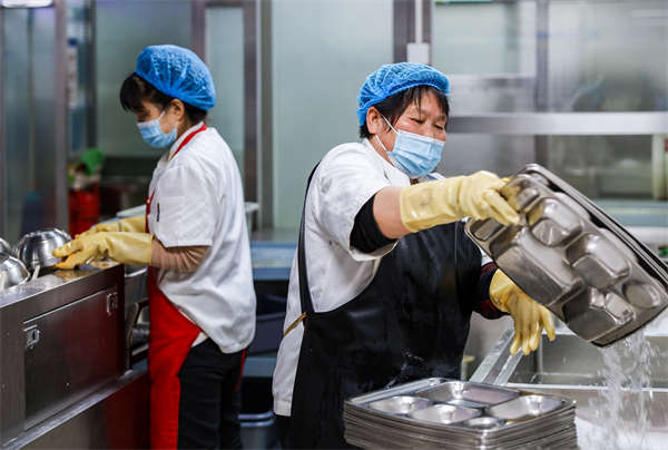 后勤食堂员工清洗员工餐具