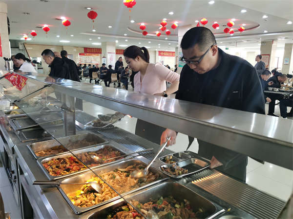 同发东周窑煤业公司“暖心食堂”受欢迎 (2) 同发东周窑煤业公司“暖心食堂”受欢迎 (2)