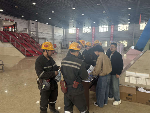 同发东周窑煤业公司开展职业病防治宣传周活动 (1)