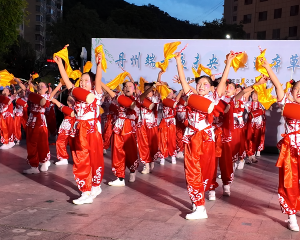 少儿胸鼓表演_副本