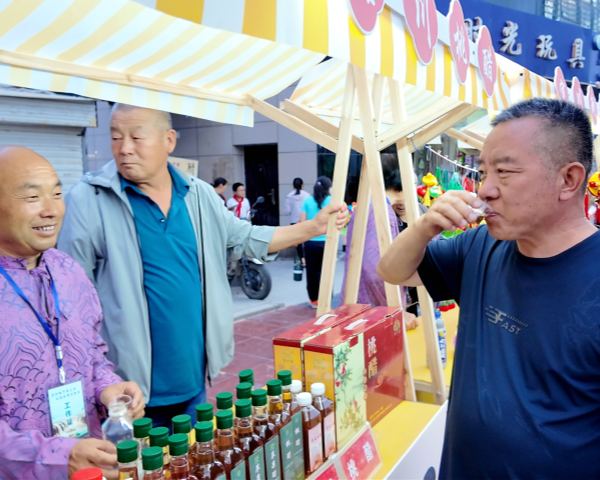 市民品尝宜川果醋_副本
