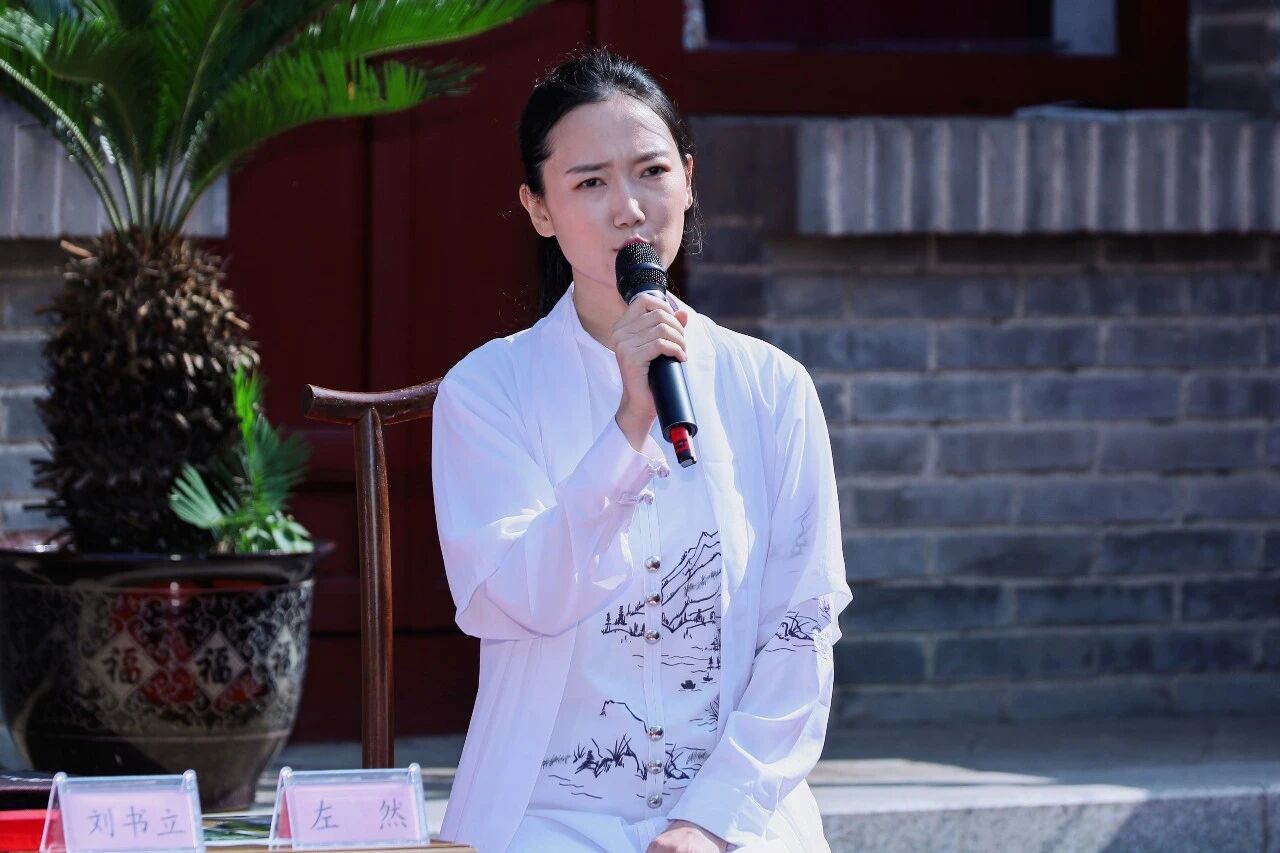 辅导员左然