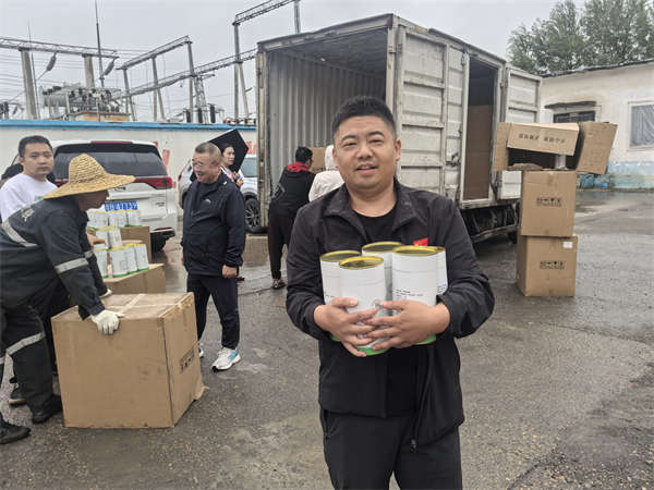 同发东周窑煤业公司工会“夏送清凉”暖人心 (1)