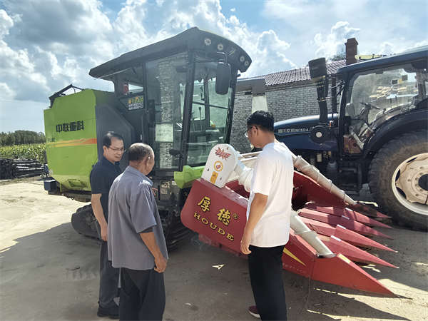 同发东周窑煤业公司驻左云县小堡子村工作队帮扶农民秋收 (3) 同发东周窑煤业公司驻左云县小堡子村工作队帮扶农民秋收 (3)